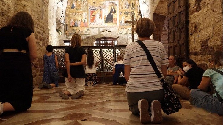 Fedeli in preghiera nella Porziuncola dopo l'apertura del Perdono di Assisi 