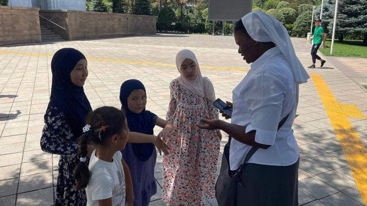 Kazakistan, una suora insegna ad un gruppo di ragazza musulmane