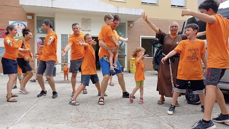 Danze e gioia con i più piccoli dopo il cammino della marcia francescana delle famiglie 2022