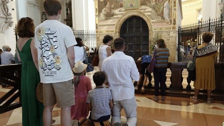 Il 1 agosto, poco prima delle 12, l'attesa per l'apertura della porta della Porziuncola di Assisi