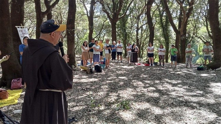 Un testimonio en el bosque para los participantes de la Marcha de la Familia Franciscana de Sicilia