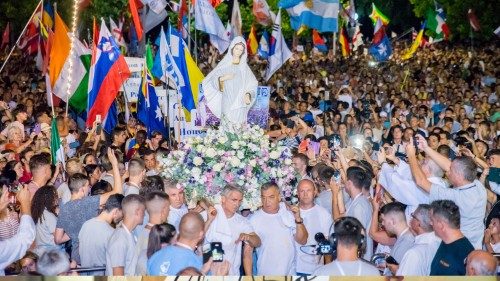 Al Mladifest di Medjugorje si raccolgono rosari per l’Ucraina 