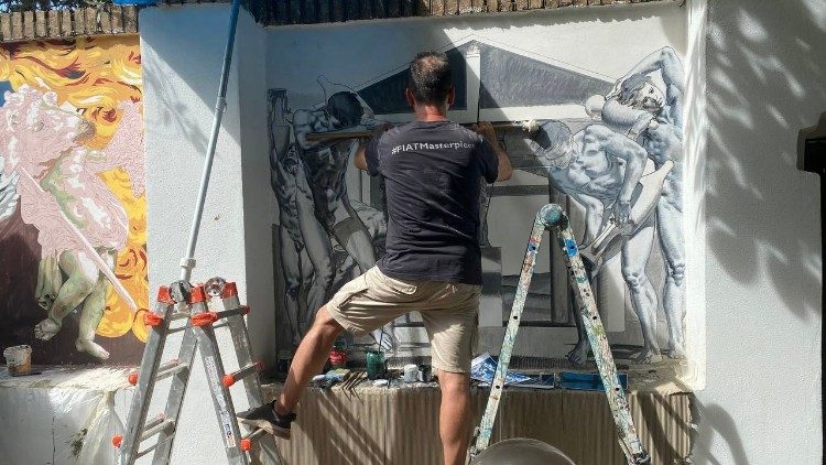 Un altro street artist all'opera sul muro interno del giardino di Casa Scalabrini 634. Foto Ascs