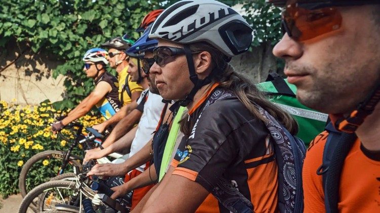 Oleksandr y los demás ciclistas del grupo "Voluntarios" llevan ayuda a los demás