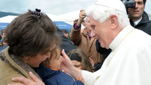 Im Gebet für Benedikt XVI.: Reaktionen in der Welt
