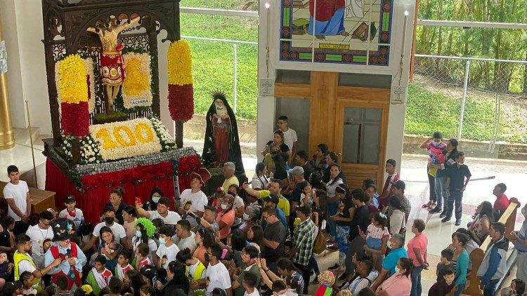 Fieles acuden a venerar la imagen del Santo Cristo de los milagros en los Andes venezolanos  