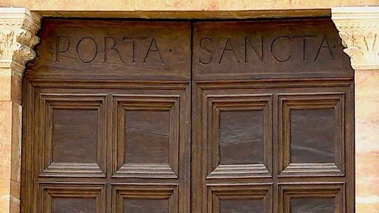 La porte sainte de la Basilique Santa Maria di Collemaggio, qui sera ouverte dimanche 28 août par le Pape François 