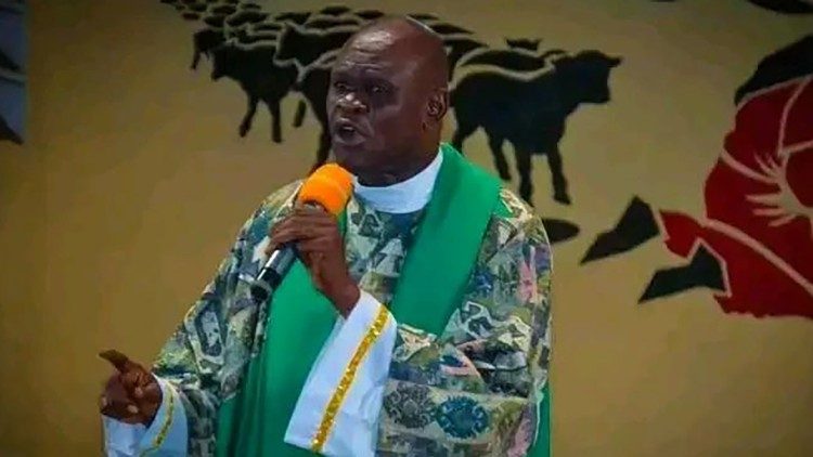 Padre Pembele, sacerdote da Diocese de Kikwit (RD Congo).
