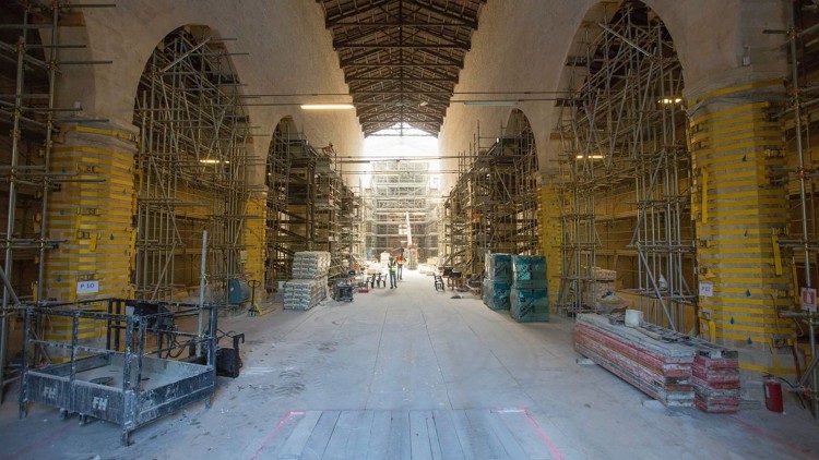Obras de sustentação e restauração da Basílica após o terremoto de 2009