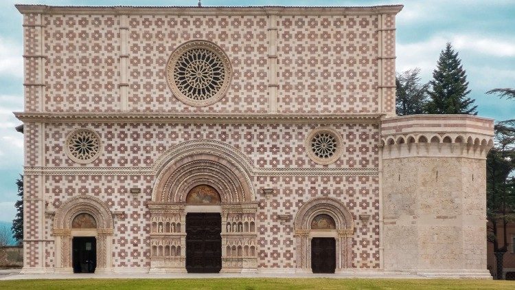 Fachada da Basílica de Collemaggio