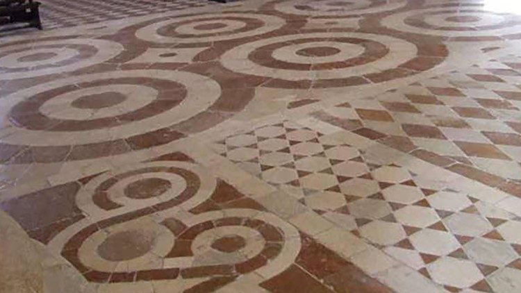 Pavimento da Basílica de Collemaggio