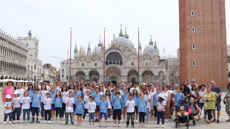 Il Coro Arcobaleno in Piazza San Marco a Venezia, nel suo viaggio sulle tracce di Papa Luciani