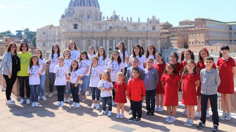 I bambini del Coro Arcobaleno di Limana sul terrazzo delle Suore di Maria Bambina a Roma, cantano "Sempre Piccoli". Catia Della Vecchia è la seconda da sinistra