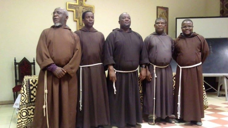 Frei Afonso Patrice Fernandes (Centro), Provincial dos Frades Menores Capuchinhos de Angola, e os seus Conselheiros