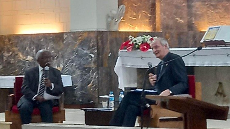 Un momento della conferenza del cardinale Zuppi nella cattedrale di Maputo, in Mozambico