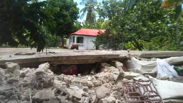 Zničené ulice na Haiti