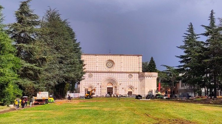 La basilique Santa Maria di Collemaggio surgit au bout d'une longue pelouse