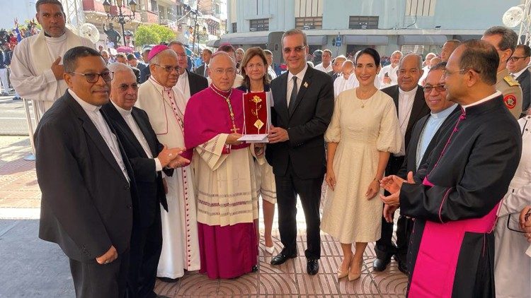 Monseñor Edgar Peña Parra, enviado especial del Papa a República Dominicana, entregó una rosa de oro a la Virgen de la Altagracia como ofrenda pontificia.