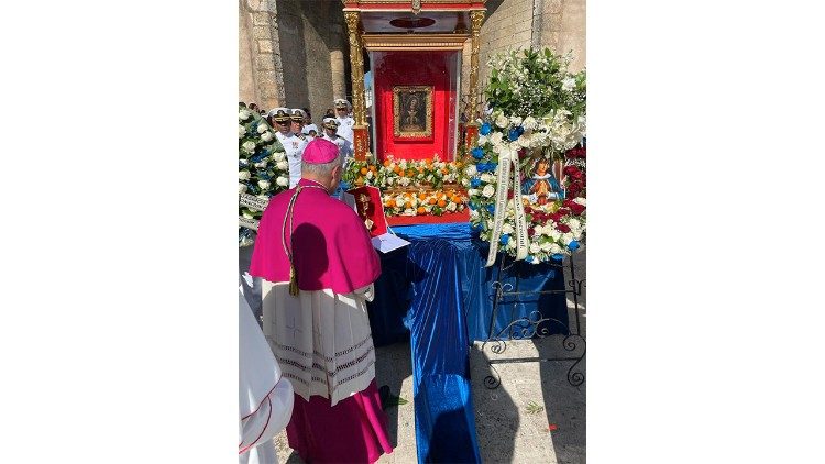 Mons. Peña Parra postavlja zlatnu ružu koju je darovao papa Franjo