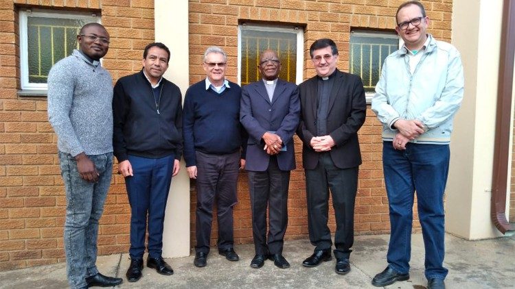 P. Leonir Chiarello com Dom Buti Tlhagale (Arcebispo de Joanesburgo, África do Sul), e alguns Missionários Scalabrinianos