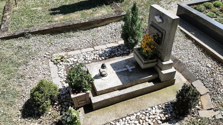 Az ikrek sírja a zalavári temetőben 