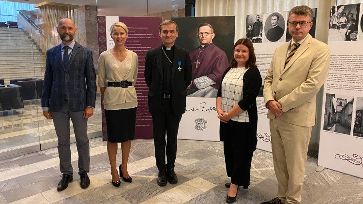 Celia Kuningas-Saagpakk (second from left), Bishop Jourdan (C), Marge Paas, and Foreign Minister Reinsalu (R)