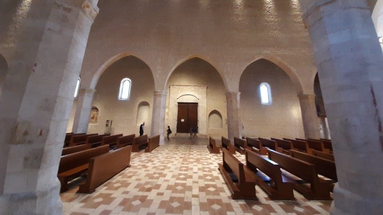O interior da Basílica de Collemaggio