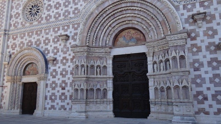 La facciata principale della Basilica di Collemaggio