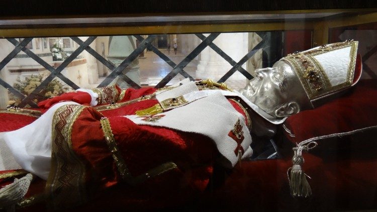 Celestino V rivestito con i paramenti da Papa e il Pallio di Benedetto XVI