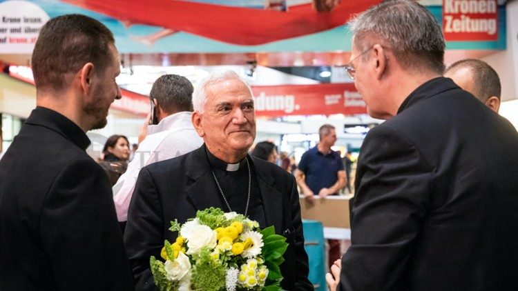Mons. Nicolu Girasoliho po prílete na viedenské letisko privítal Mons. Stanislav Zvolenský