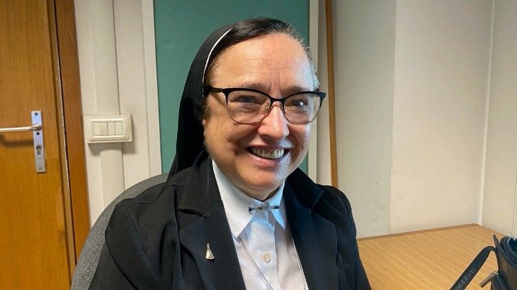 Irmã Maria Inês Vieira Ribeiro nos estúdios da Rádio Vaticano