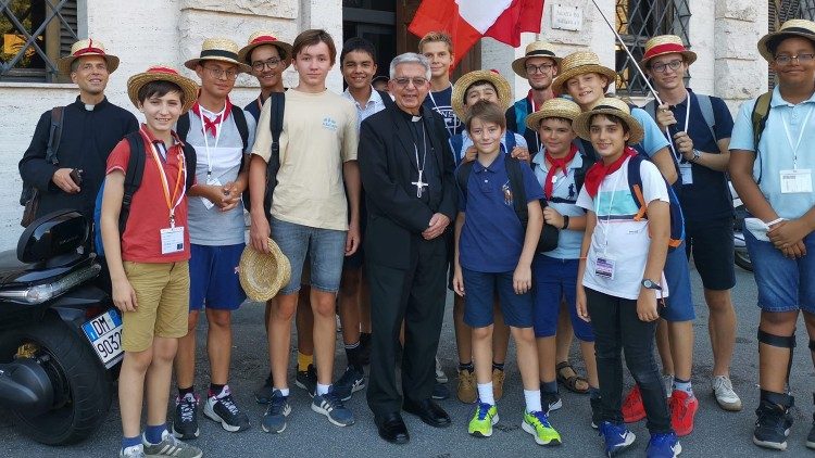 Encuentro con un grupo de peregrinos a la salida de la visita a Radio Vaticana - Vatican News.