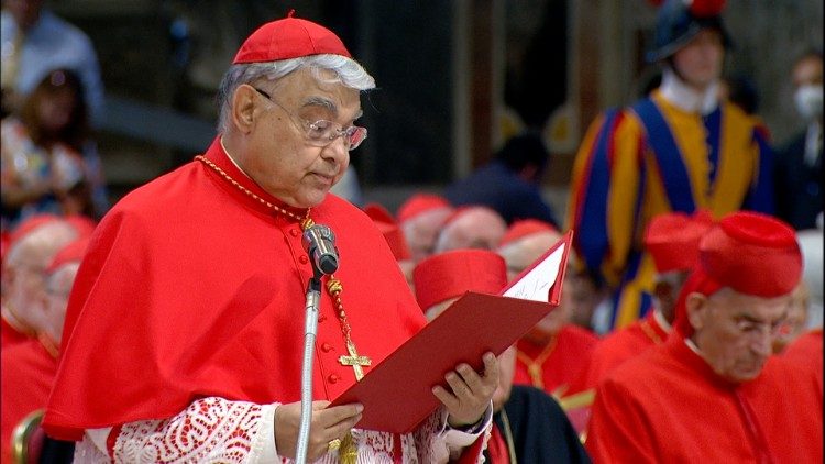 Le cardinal Semeraro présente au Pape les profils des deux nouveaux saints.