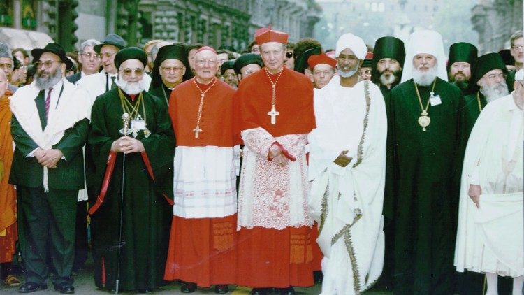 Cardeal Martini (no centro) arcebispo de Milão, por ocasião do Encontro Homens e Religião em 1989
