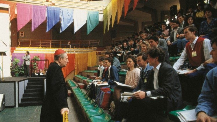 Il cardinal Martini con i giovani nell'Assemblea di Sichem al Palalido di Milano