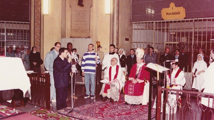 Celebra messa nel carcere di San Vittore, nel 1997