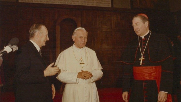 Papa Giovanni Paolo II visita l'Università Cattolica a Milano, nel 1983