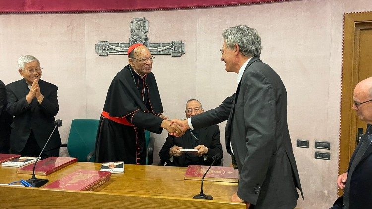 A saudação do cardeal ao prefeito do Dicastério para a Comunicação, Paolo Ruffini