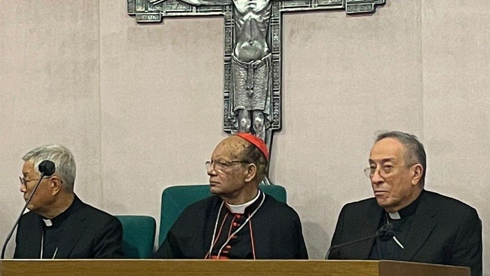 Cardinal Oswald Gracias flanked by Cardinal Lazarus You Heung-sik (left) and Cardinal Óscar Rodríguez Maradiaga (right)