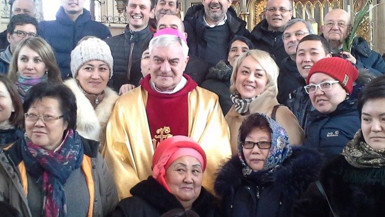 Епископ Караганды монсеньор Аделио Делл'Оро с верующими