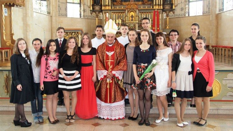 Il vescovo Dell'Oro con alcuni cresimati in Cattedrale