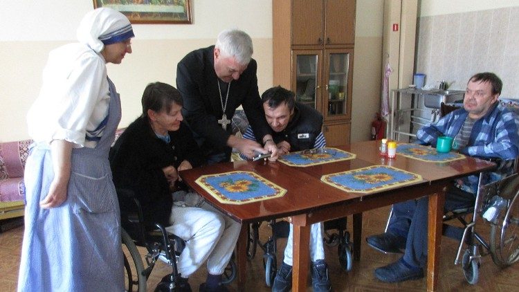 Il vescovo Dell'Oro con alcuni vulnerabili accolti e aiutati della suore Missionarie della Carità