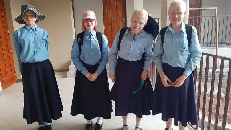 Jovens albinas africanas acolhidas pela Sociedade para as Missões Africanas (SMA)