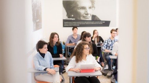  Al banco insieme bambini ebrei di ieri e studenti di oggi