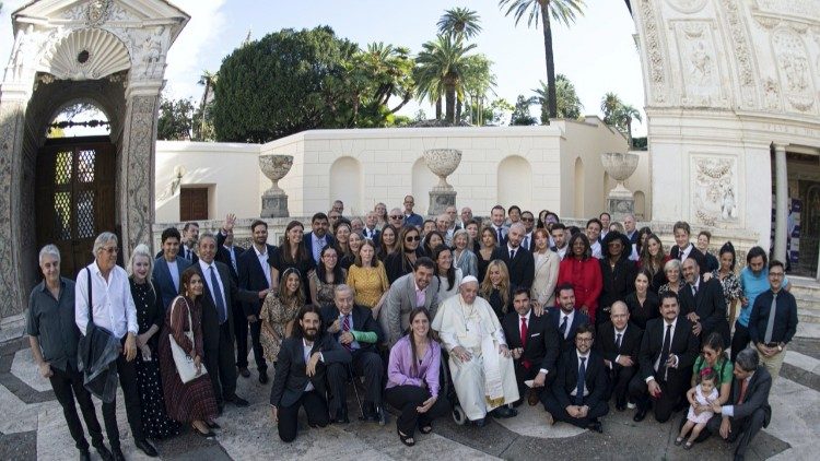 Papst Franziskus bei der Begegnung mit Kunstschaffenden in der Casina Pio IV in den Vatikanischen Gärten 