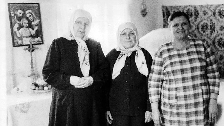 Gertrude Detzel, rechts, mit zwei weiteren Gläubigen