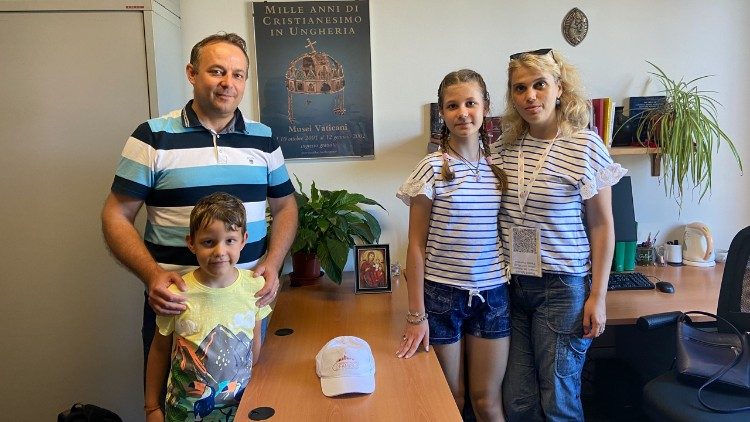 Micaci Cristian feleségével és gyermekeivel a Vatikáni Rádió magyar szerkesztőségében a Családok X. Világtalálkozója alkalmából