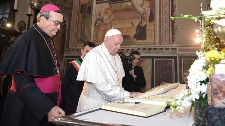 Papa Francesco di fronte al sacro Cingolo con il vescovo emerito di Prato  Franco Agostinelli