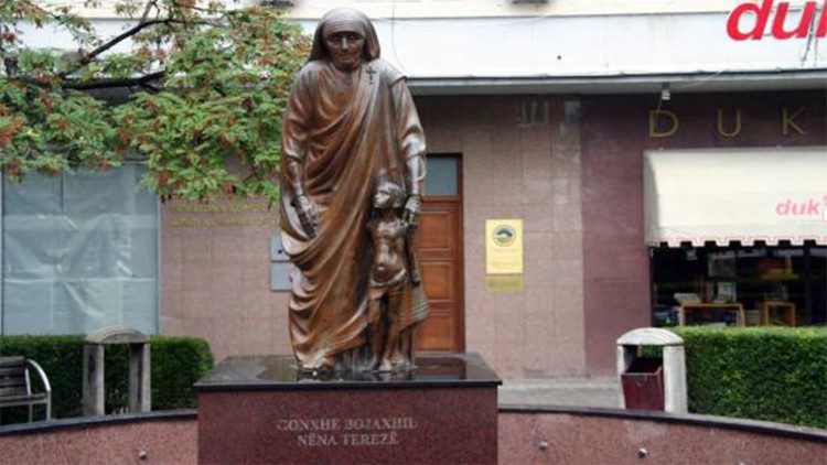 monumento di Madre Teresa a Prishtina in Kosovo