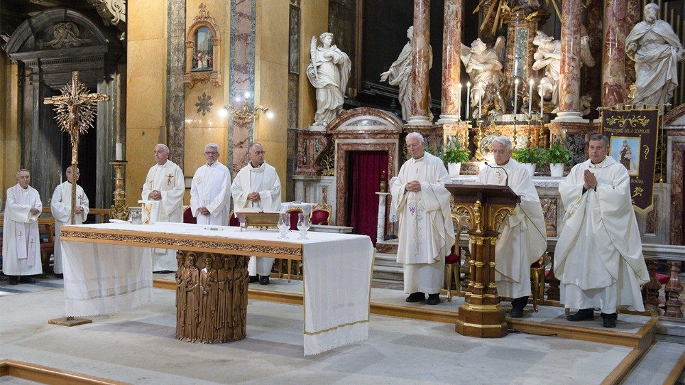 "Frente al Crucifijo uno se queda sin palabras". (Padre Federico Lombardi SJ en la misa de acción de gracias por su 50º aniversario de sacerdocio)